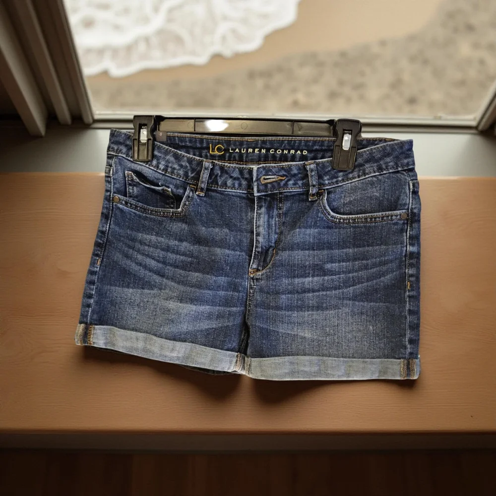 1 LC Lauren Conrad Blue Denim Women's Shorts size 8 preloved